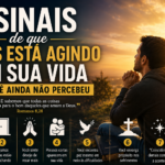 Homem rezando ao pôr do sol diante de uma cruz iluminada, representando os sinais da presença e da ação de Deus na vida das pessoas segundo a fé católica.